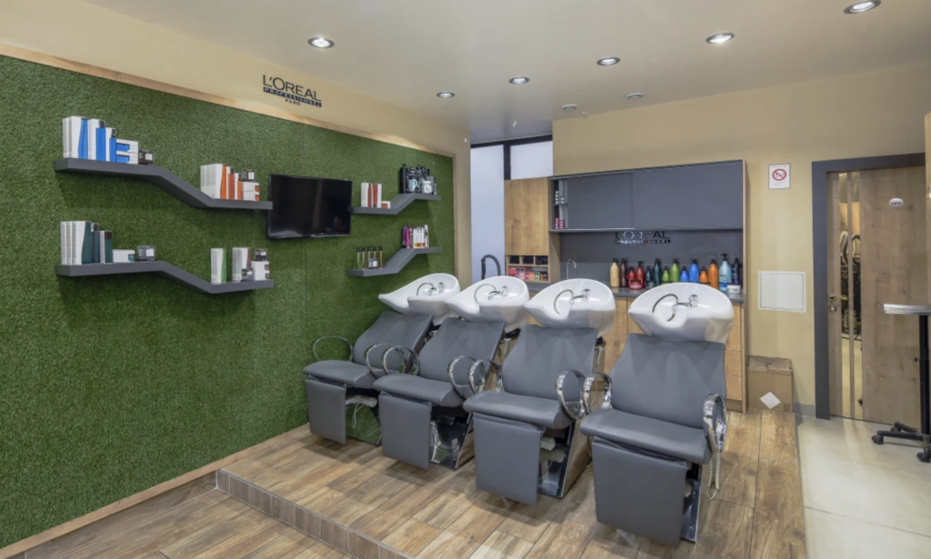 Hair World<div style="font-size:16px;color:#666;margin-top:5px;">📍 Lyon</div>